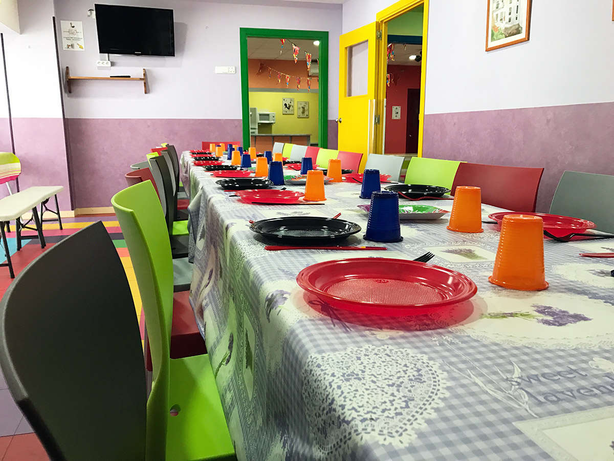 Zona menjador on muntar la seva taula. També amb taula petita pels nens. Instal·lacions preparades per a tots.